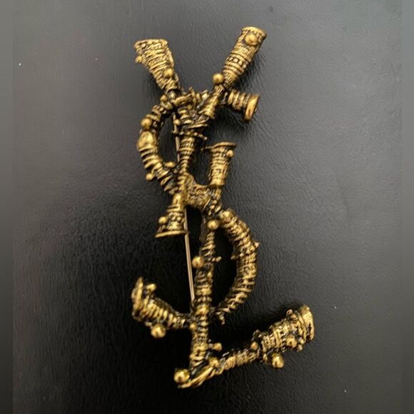 Classic Brooch - Picture 5 of 12